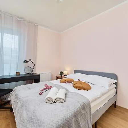 Appartamento Rozy Wiatrow With Underground Garage By Renters Breslavia