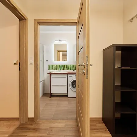 Rozy Wiatrow With Underground Garage By Renters Breslavia