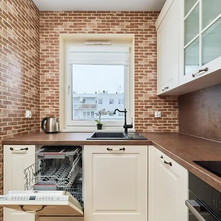 Rozy Wiatrow With Underground Garage By Renters Wroclaw
