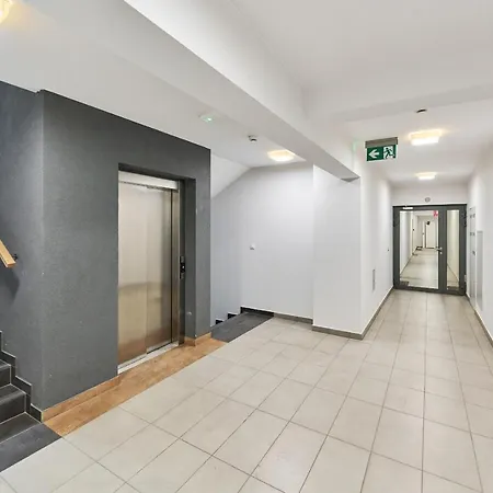 Rozy Wiatrow With Underground Garage By Renters * Breslavia